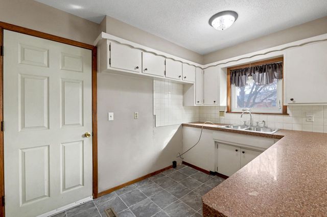 2752 S Bennett Ave, Wichita, KS 67217