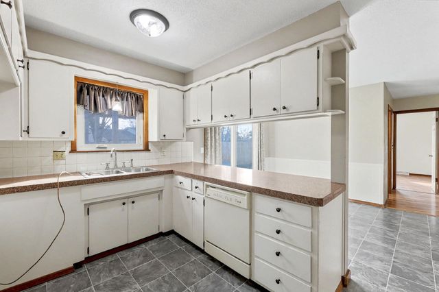 2752 S Bennett Ave, Wichita, KS 67217