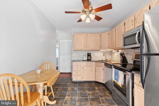 702 COUNTRY PLACE DR, Lancaster, PA 17601