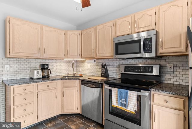 702 COUNTRY PLACE DR, Lancaster, PA 17601