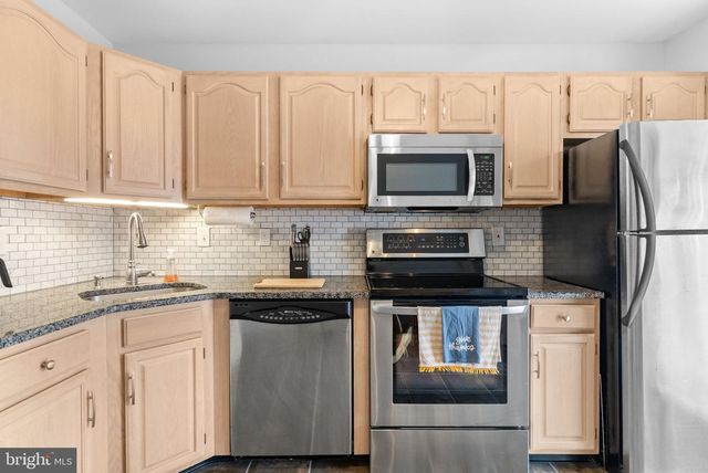 702 COUNTRY PLACE DR, Lancaster, PA 17601