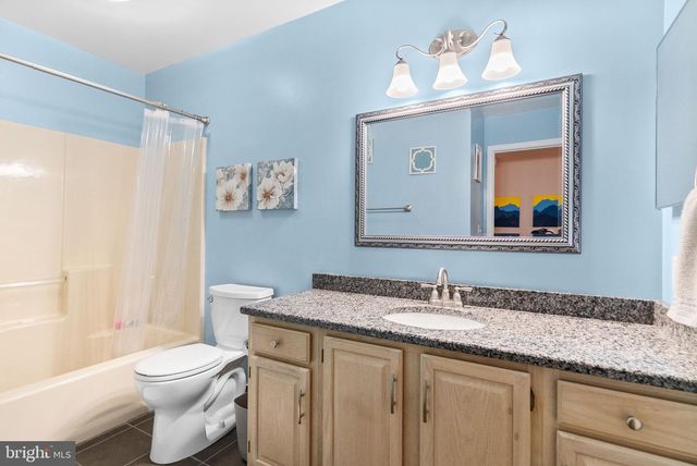 702 COUNTRY PLACE DR, Lancaster, PA 17601