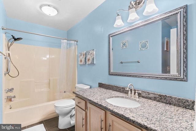 702 COUNTRY PLACE DR, Lancaster, PA 17601