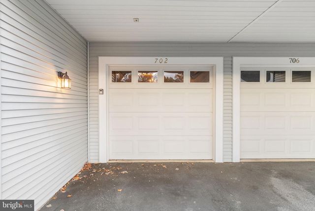 702 COUNTRY PLACE DR, Lancaster, PA 17601