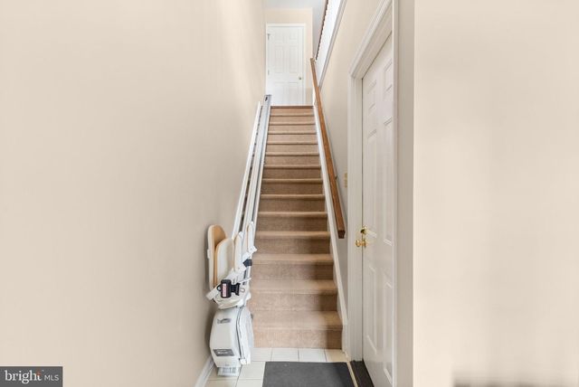 702 COUNTRY PLACE DR, Lancaster, PA 17601