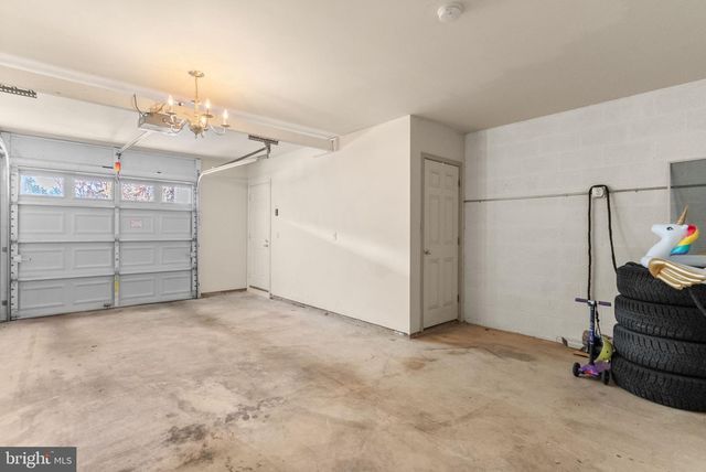 702 COUNTRY PLACE DR, Lancaster, PA 17601