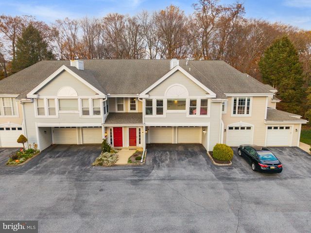702 COUNTRY PLACE DR, Lancaster, PA 17601