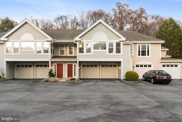 702 COUNTRY PLACE DR, Lancaster, PA 17601