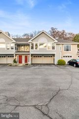 702 COUNTRY PLACE DR, Lancaster, PA 17601