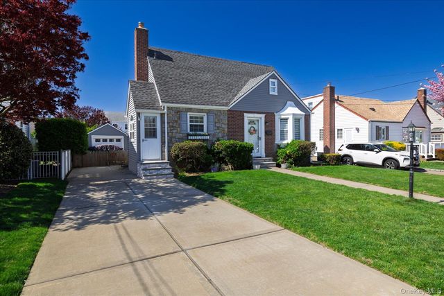 1027 Van Buren Avenue, Franklin Square, NY 11010