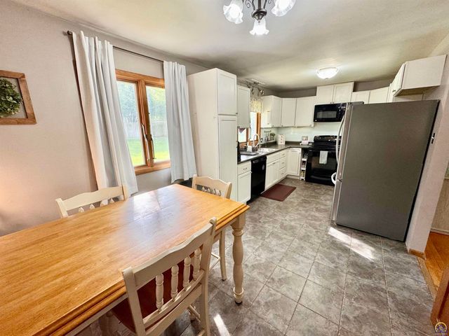 2132 SW Prairie RD, Topeka, KS 66614