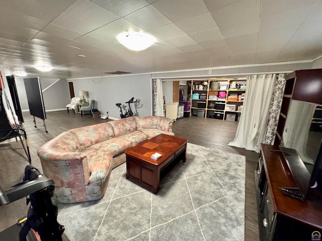 2132 SW Prairie RD, Topeka, KS 66614