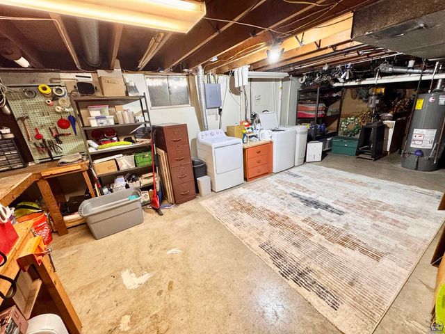 2132 SW Prairie RD, Topeka, KS 66614