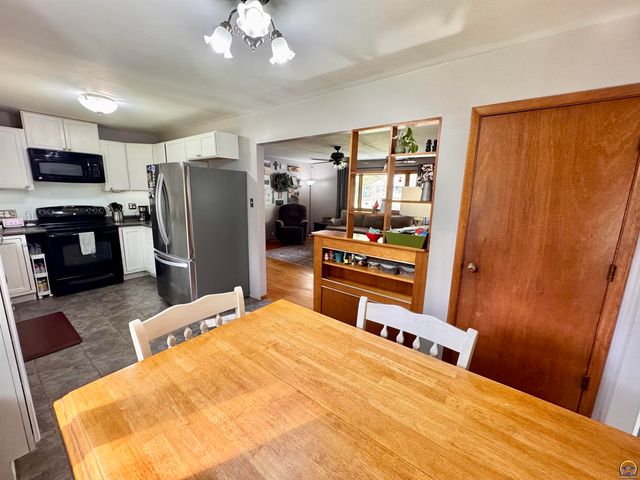 2132 SW Prairie RD, Topeka, KS 66614