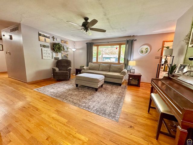 2132 SW Prairie RD, Topeka, KS 66614
