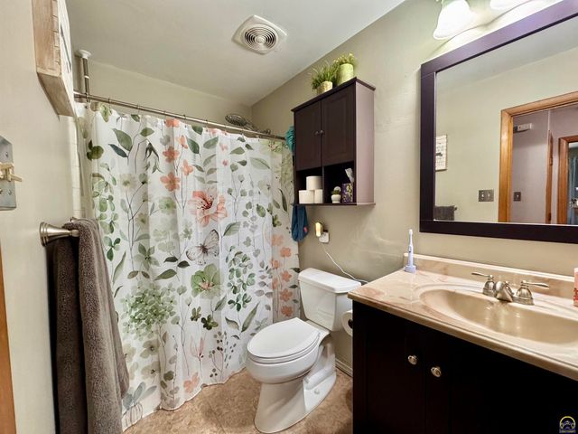 2132 SW Prairie RD, Topeka, KS 66614
