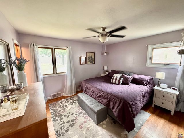 2132 SW Prairie RD, Topeka, KS 66614