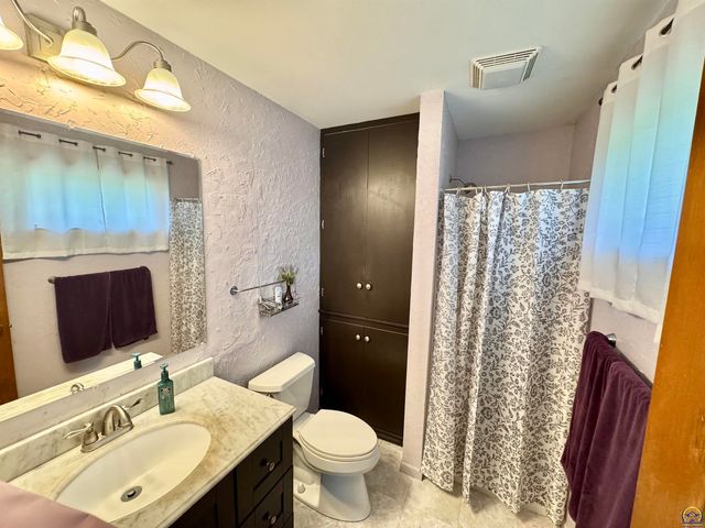 2132 SW Prairie RD, Topeka, KS 66614