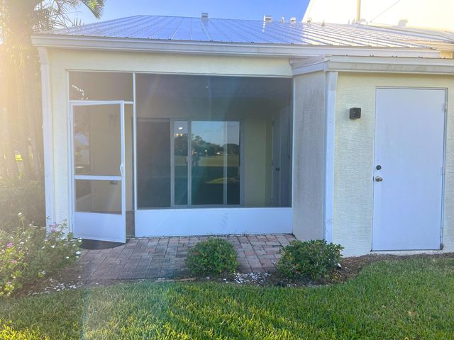 4210 Gator Trace Avenue F, Fort Pierce, FL 34982