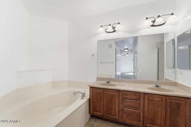 5450 E DEER VALLEY Drive 2210, Phoenix, AZ 85054