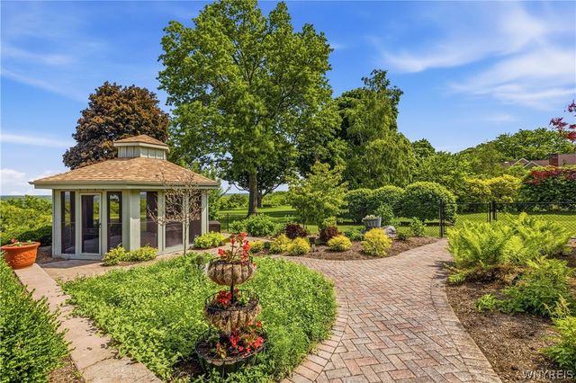 687 Mountain View Drive, Lewiston, NY 14092