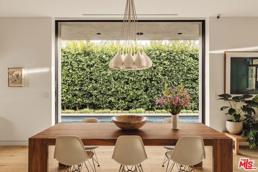 Image 10 of property listing at 1531 Louella Avenue, Venice, CA 90291