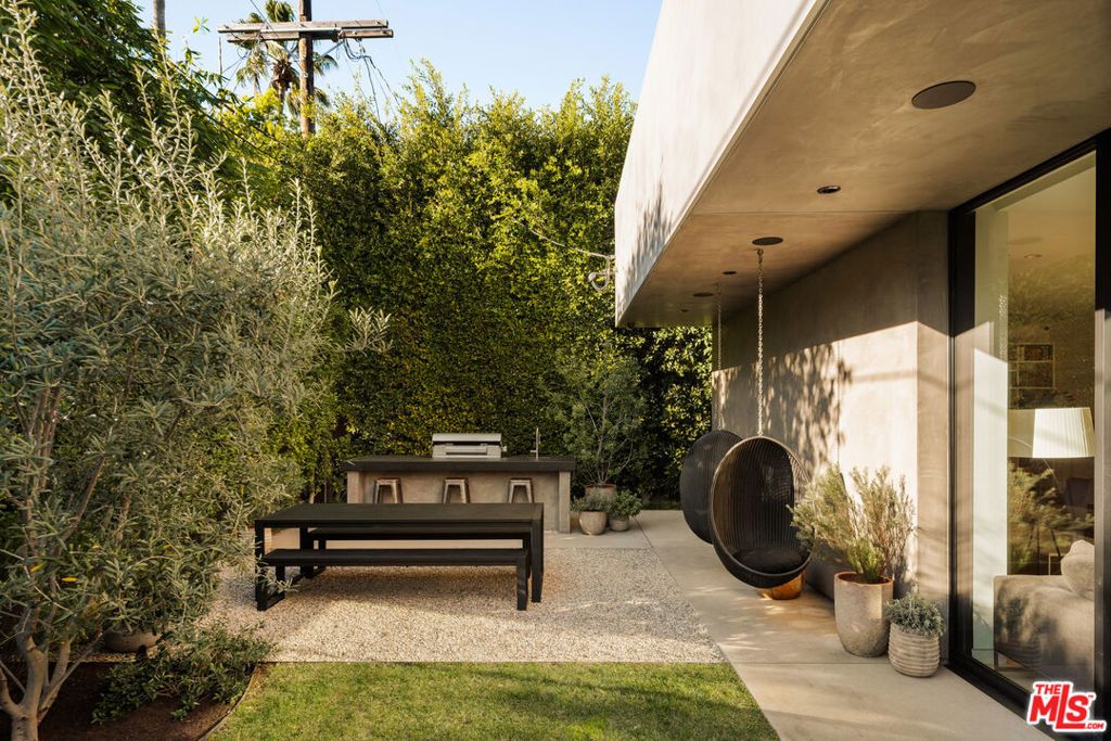 Image 11 of property listing at 1531 Louella Avenue, Venice, CA 90291