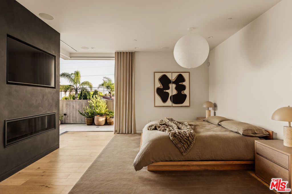 Image 12 of property listing at 1531 Louella Avenue, Venice, CA 90291