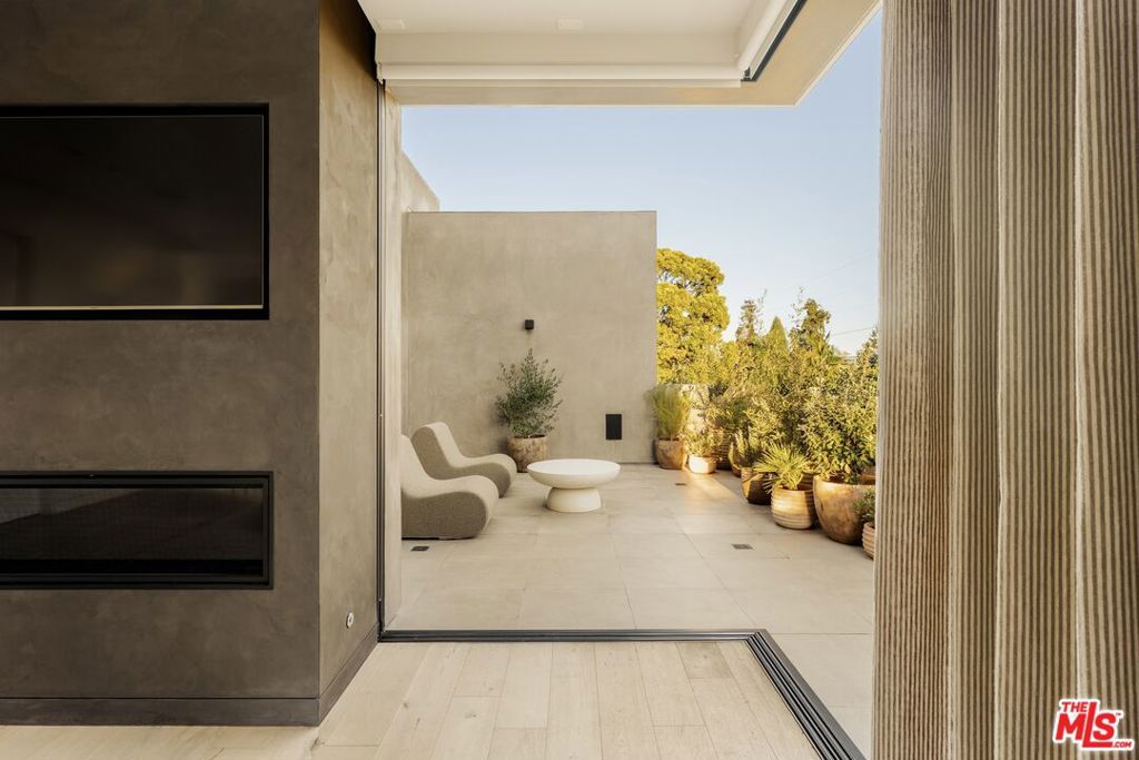 Image 13 of property listing at 1531 Louella Avenue, Venice, CA 90291