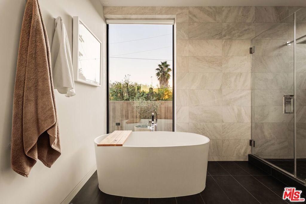 Image 15 of property listing at 1531 Louella Avenue, Venice, CA 90291