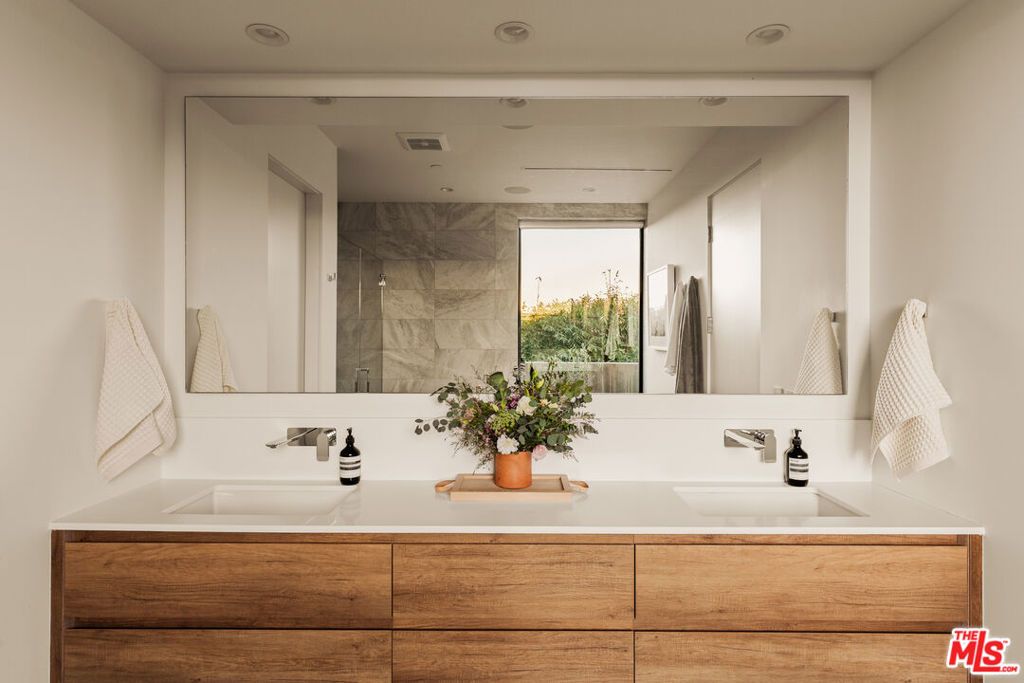 Image 16 of property listing at 1531 Louella Avenue, Venice, CA 90291