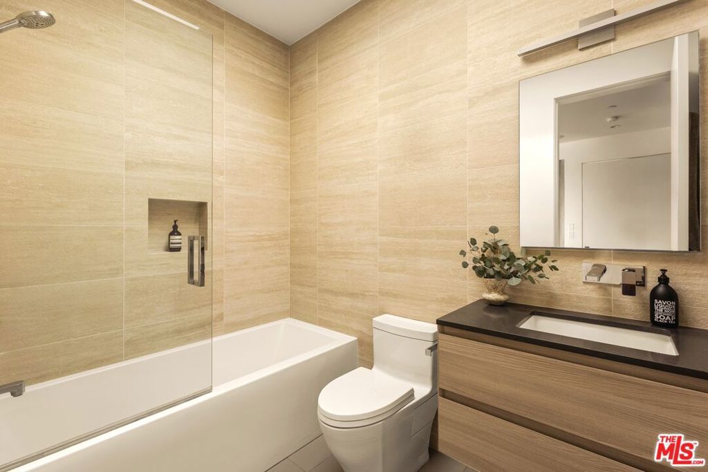 Image 18 of property listing at 1531 Louella Avenue, Venice, CA 90291