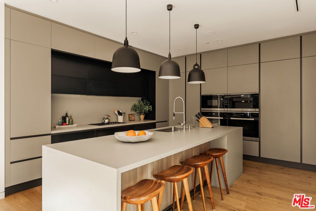 Image 2 of property listing at 1531 Louella Avenue, Venice, CA 90291