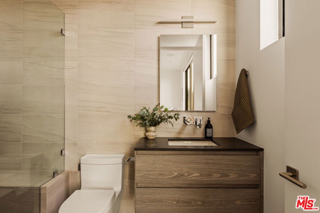 Image 20 of property listing at 1531 Louella Avenue, Venice, CA 90291