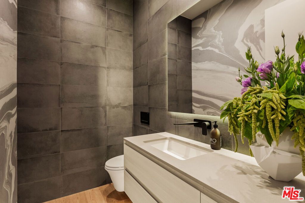 Image 24 of property listing at 1531 Louella Avenue, Venice, CA 90291