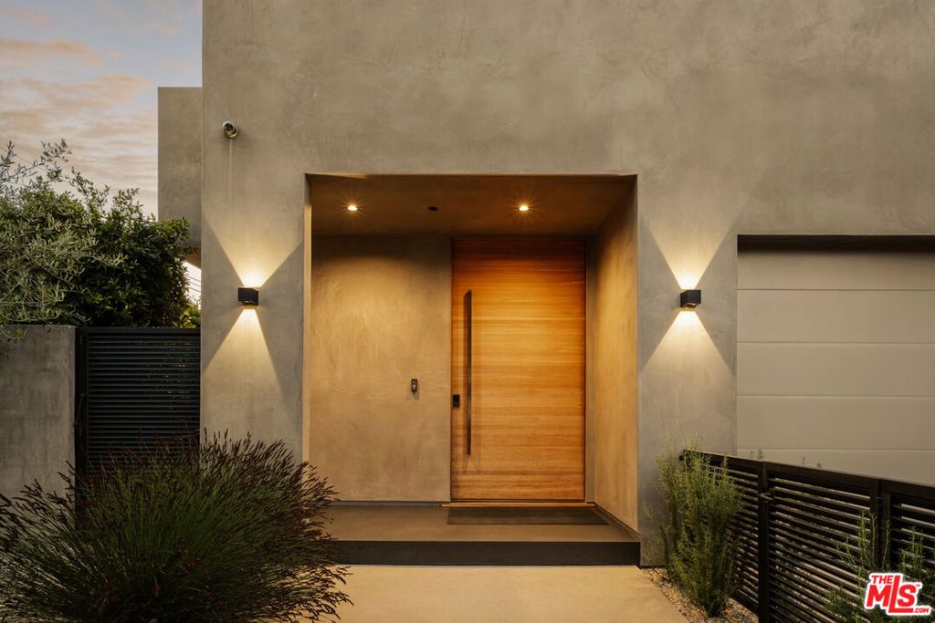 Image 25 of property listing at 1531 Louella Avenue, Venice, CA 90291