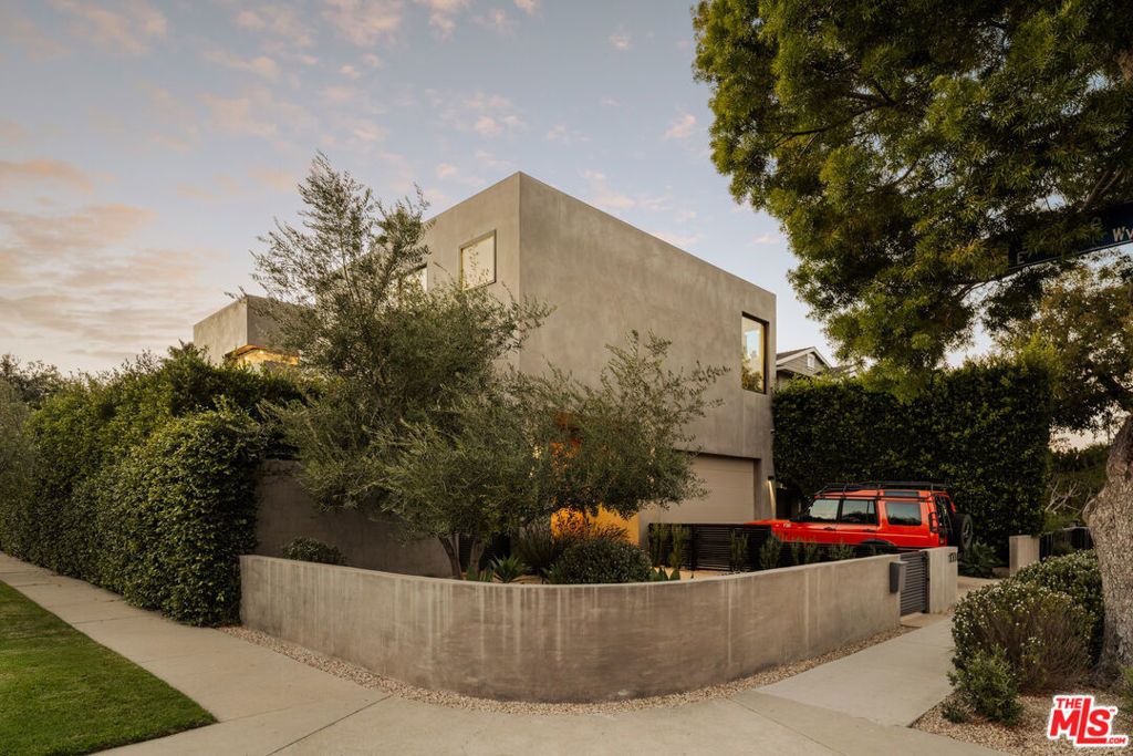 Image 26 of property listing at 1531 Louella Avenue, Venice, CA 90291