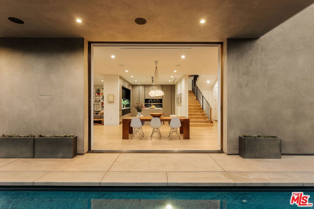 Image 8 of property listing at 1531 Louella Avenue, Venice, CA 90291