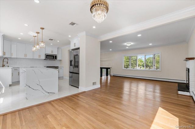 12 Deans Lane, Bayville, NY 11709