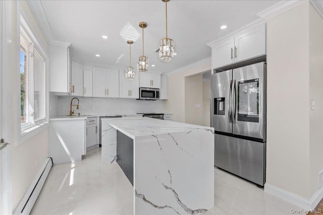 12 Deans Lane, Bayville, NY 11709