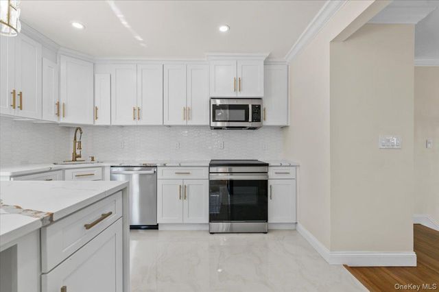 12 Deans Lane, Bayville, NY 11709