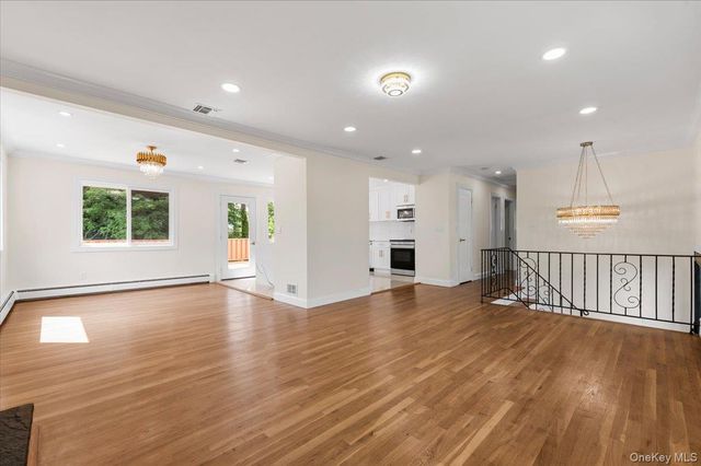 12 Deans Lane, Bayville, NY 11709
