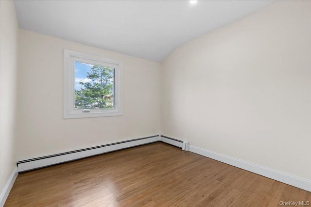 12 Deans Lane, Bayville, NY 11709