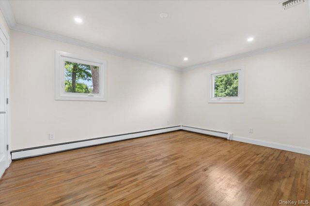 12 Deans Lane, Bayville, NY 11709
