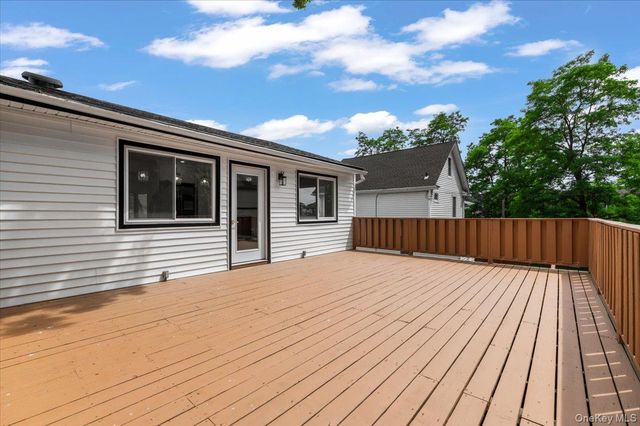 12 Deans Lane, Bayville, NY 11709