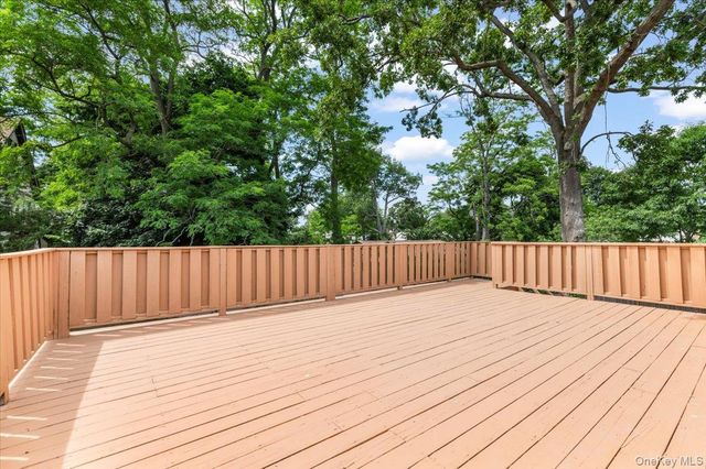 12 Deans Lane, Bayville, NY 11709