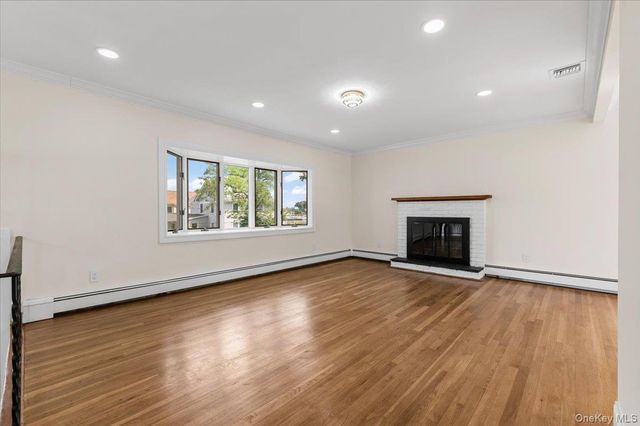 12 Deans Lane, Bayville, NY 11709