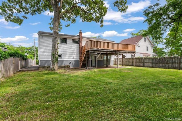 12 Deans Lane, Bayville, NY 11709