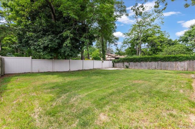 12 Deans Lane, Bayville, NY 11709