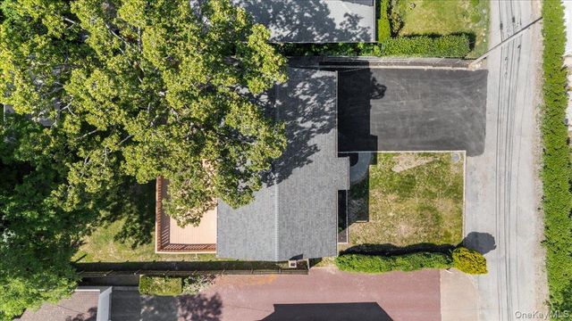12 Deans Lane, Bayville, NY 11709